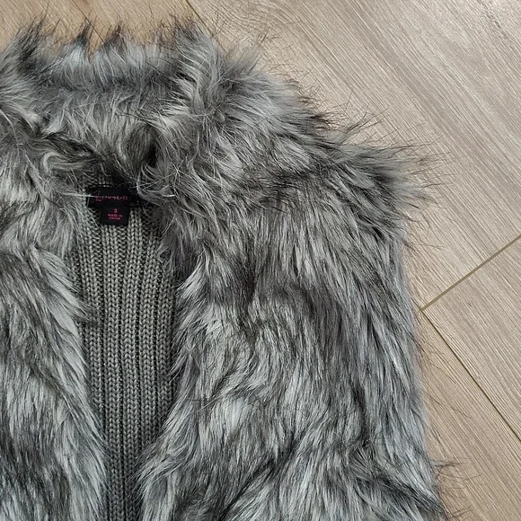 Ladies Fur Vest,  Size Small,  Ladies Jackets and Winter Wear - Picture 3 of 7